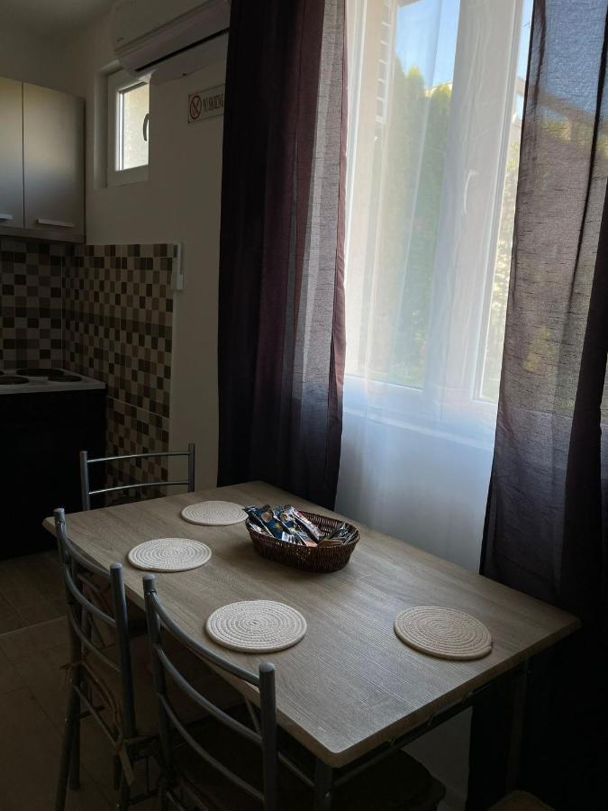 Apartmani Marija Zemun Zemun Polje Esterno foto